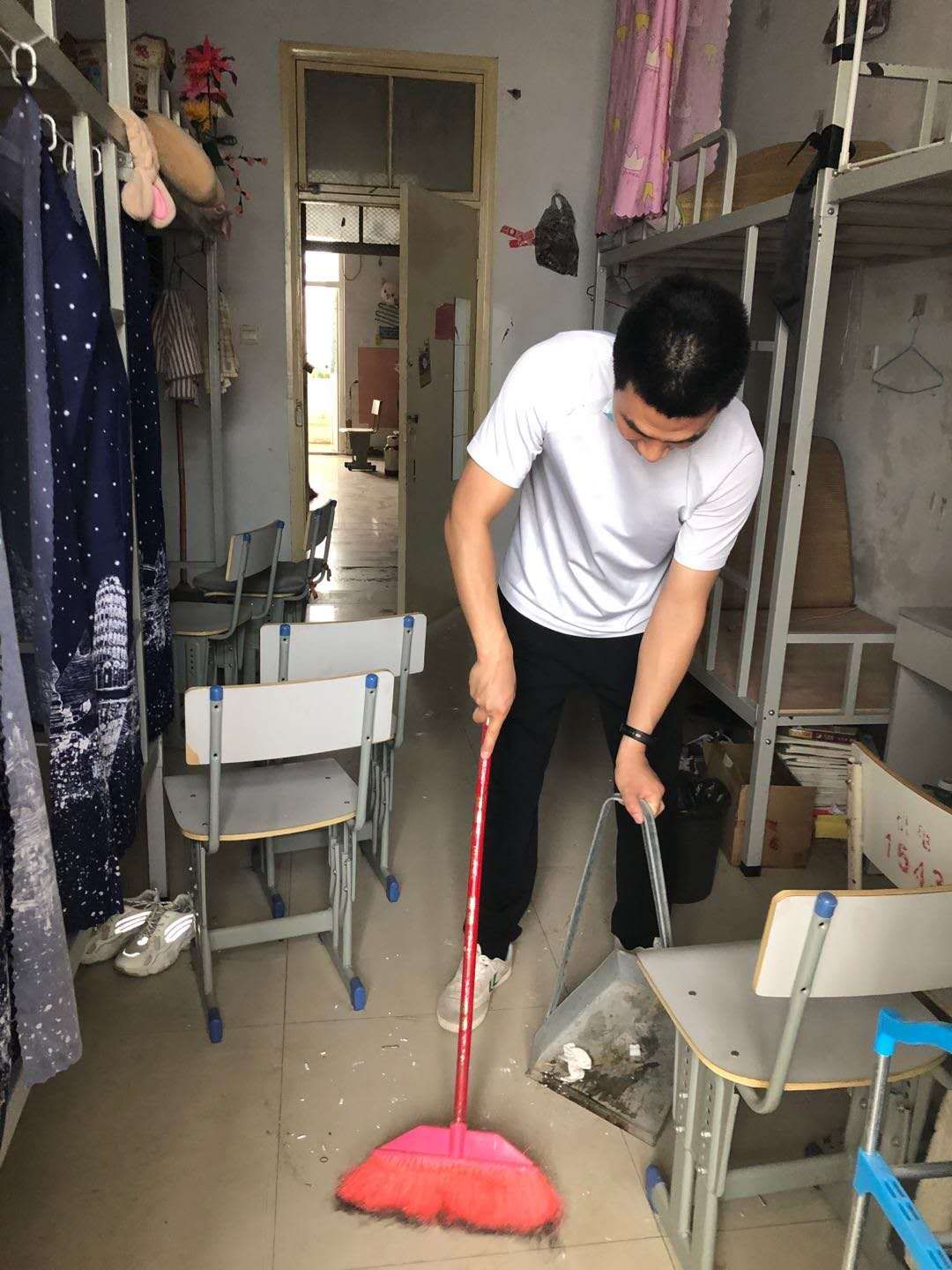 [土木工程学院]我院组织学生志愿者打扫教室卫生，为新学期开学做准备-哈尔滨石油学院
